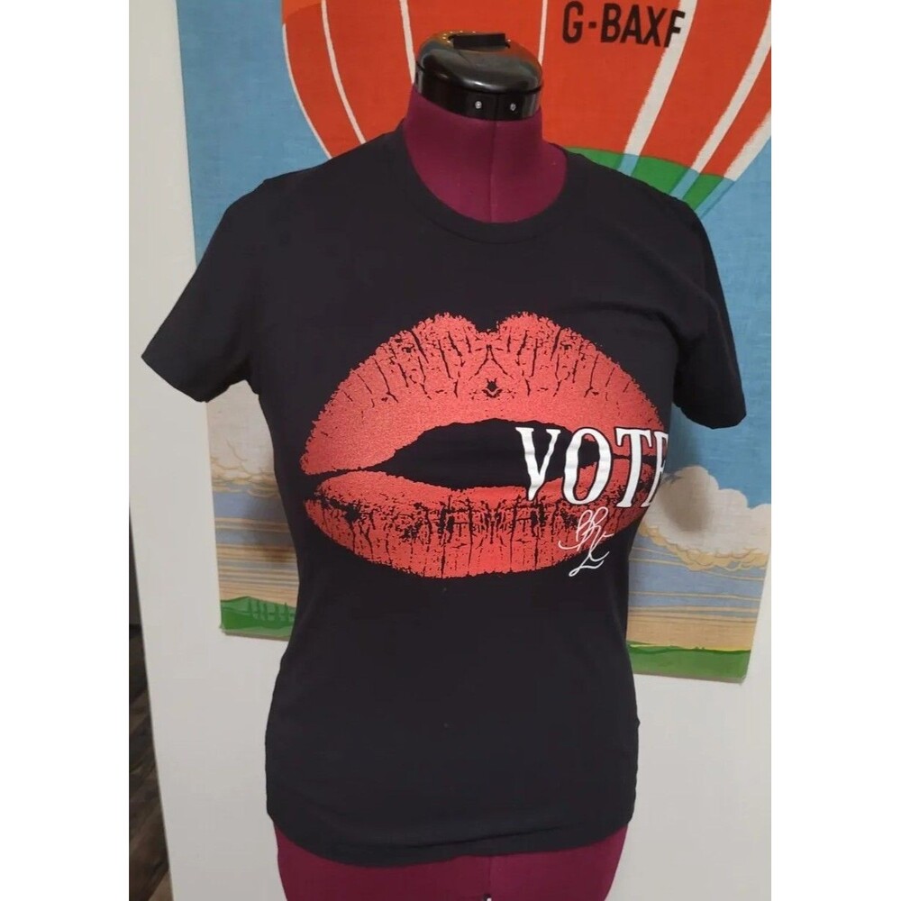 Vote T-Shirt Kiss Lips Black Red Women's Size L Crewneck